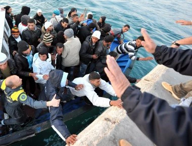 Μόνο στην τριτοκοσμική Ελλάδα: Αλλοδαποί απαιτούν εδώ και τώρα έγγραφα για μόνιμη εγκατάσταση